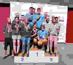 Podest Final SGM G50m 2020.jpg Die siegreichen Gossauer zuoberst auf dem Podest, flankiert von den Zweiten aus Dielsdorf und der drittplatzierten Gruppe aus Villmergen.