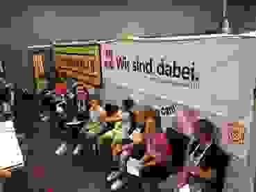 Basler-Sportmarkt_Wartezone.JPG Bis auf den letzten Stuhl besetzte Wartezone, bevor es zum Target Sprint geht.