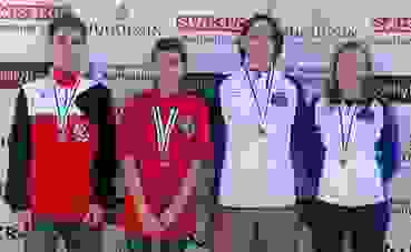 K1600_kategoriensieger1a.JPG Die vier Kategoriensieger der Einzelwertung (v.l.): Laurin Stäuble (U15 liegend frei), Chiara Bianchi (U15 liegend aufgelegt), Geri Zoller (U21) und Saskia Zoller (U17).