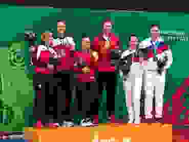 K800_Podium 50m Mixed.JPG Das Podest Gewehr 50m Mixed (v.l.) 2. Österreich mit Franziska Peer und Bernhard Pickel, das Siegerduo Nina Christen und Jan Lochbihler sowie dem Bronze-Team aus Russland mit Polina Khorosheva und Kirill Grigorian