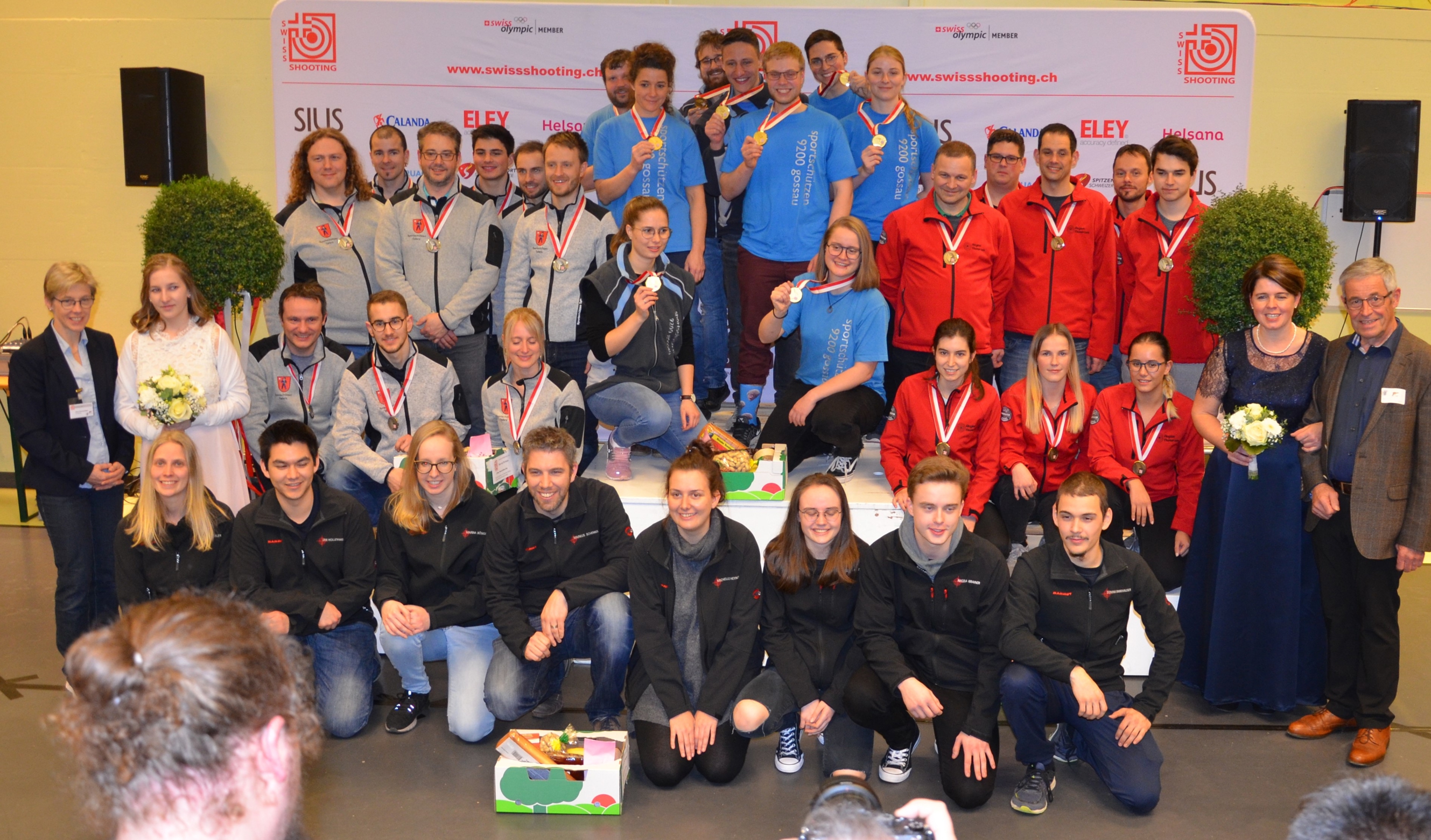 Die drei besten Teams: Mannschaftsmeister Gossau (Mitte in den blauen T-Shirts), die Silbermedaillengewinner aus Tafers (links in grau) und das Team Thunersee Region (in rot) auf Rang 3.