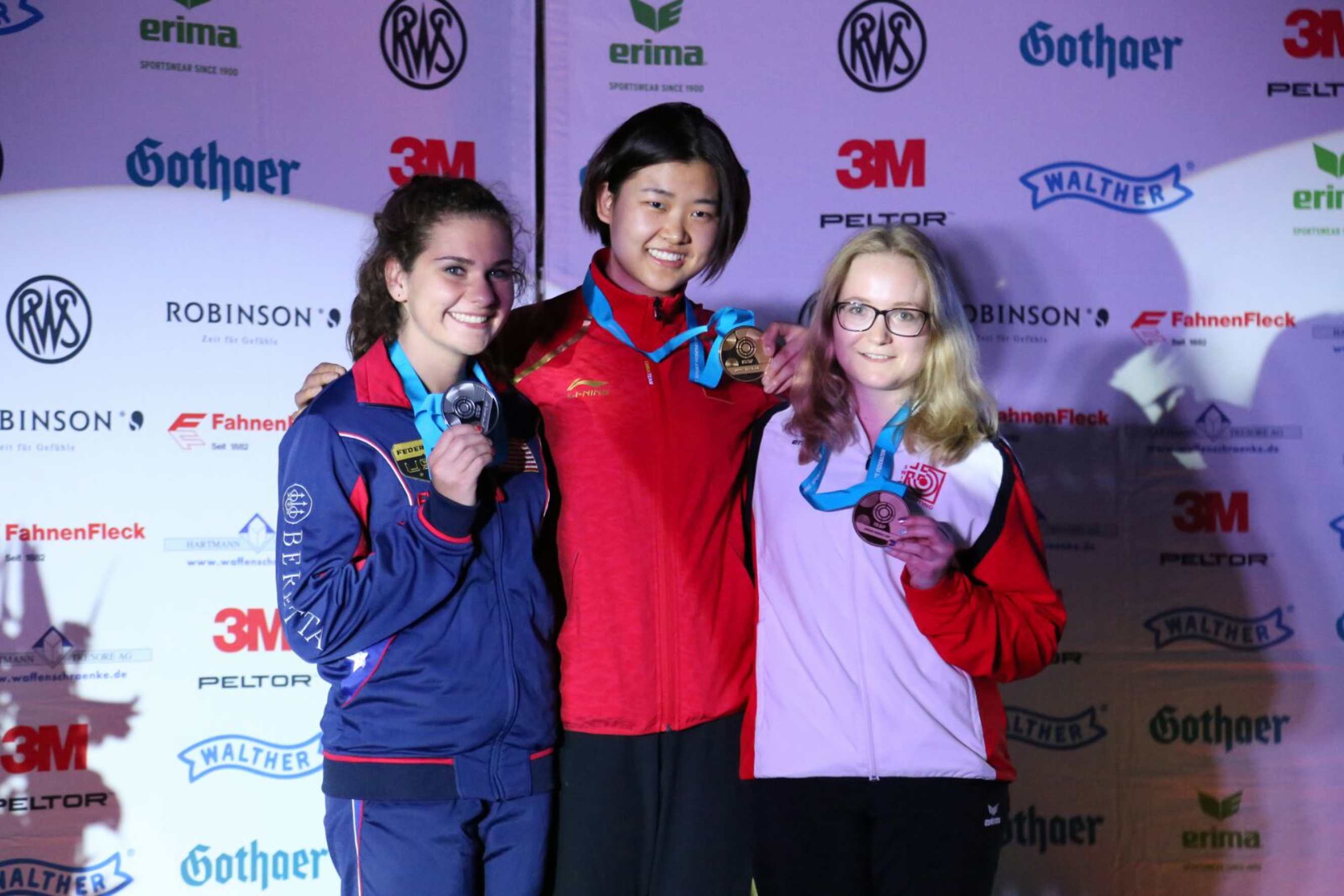 Muriel Züger (rechts) gewann Bronze hinter der US-Amerikanerin Morgan Phillips (rechts) und der Chinesin Wang Zeru.