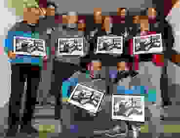 K1600_5_Gewinner_R-Cup 2019.JPG Die 16 Gewinner aus den beiden Kategorien «mit» bzw. «ohne Becher» mit je drei der Rütlischütz-Scherenschnitten: Stehend (v.l.): Beat Odermatt, Erich May, Erika Keiser, Michaela Aschwanden; kniend links Bruno Mathis, rechts Miguel Pinto. In der hintersten Reihe zu erkennen sind die weiteren Gewinner Roberto May, Franz Müller, Hans-Peter Bucher, Dölf Lussi, Stefan Durrer, Luca Amstad und Samuel Christen