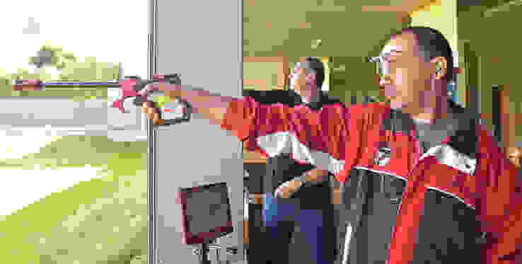 hunnpatrik1a.jpg Patrik Hunn, Sieger des Aargauer Freipistolencups, im Hintergrund Pechvolgel Dieter Grossen.