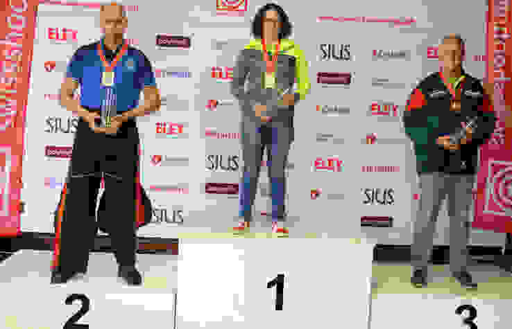 Podest 2-Stellung Karabiner.jpg Marina Mathis zuoberst auf dem Podest, flankiert von Fritz Rohrbach als Zweiter und Daniel Baumann als Dritter.