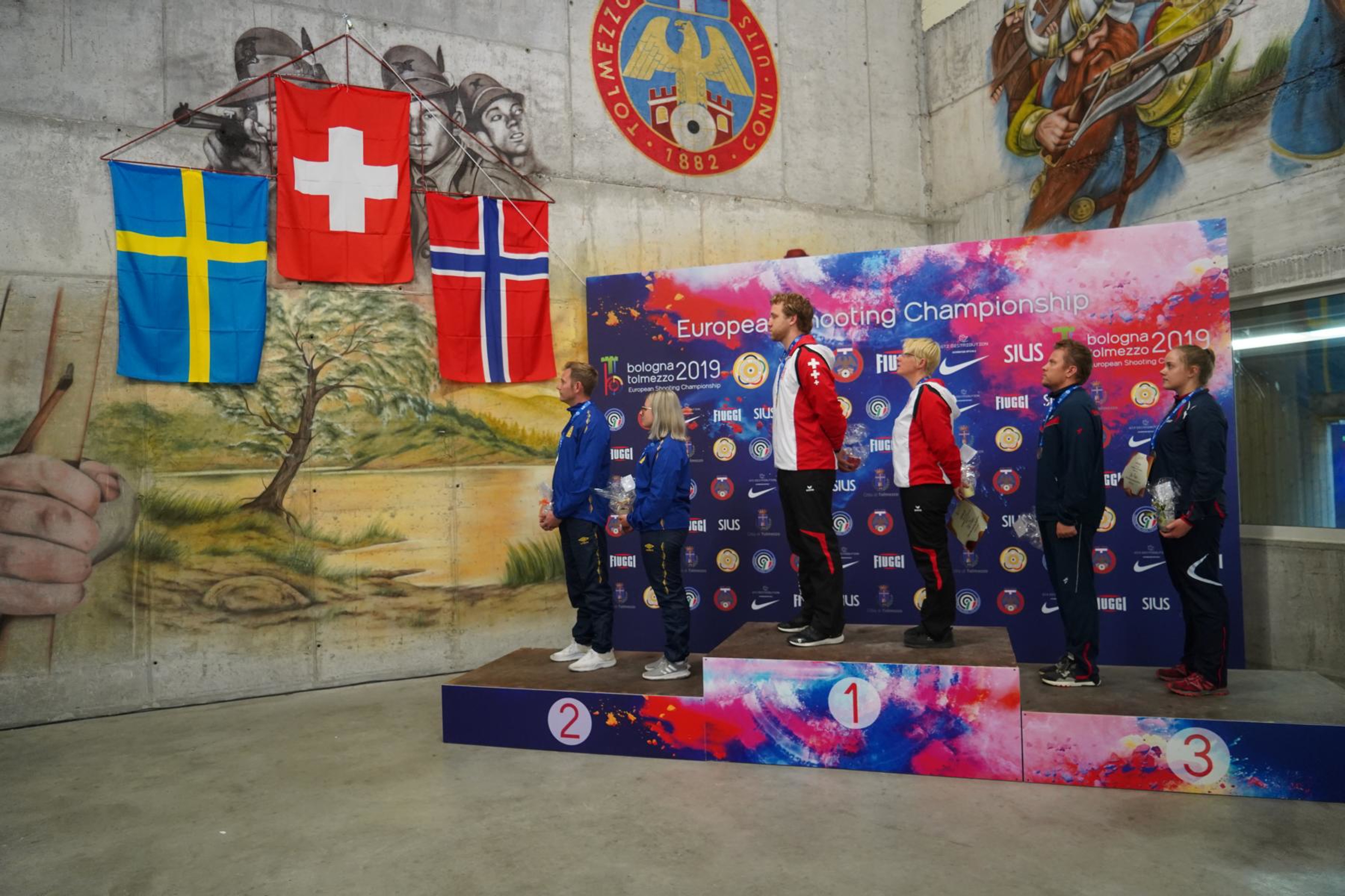 Ein Bild, an das man sich gewöhnen kann: die Schweizer Flagge in der Mitte.
(Bild: Alain Guignard)