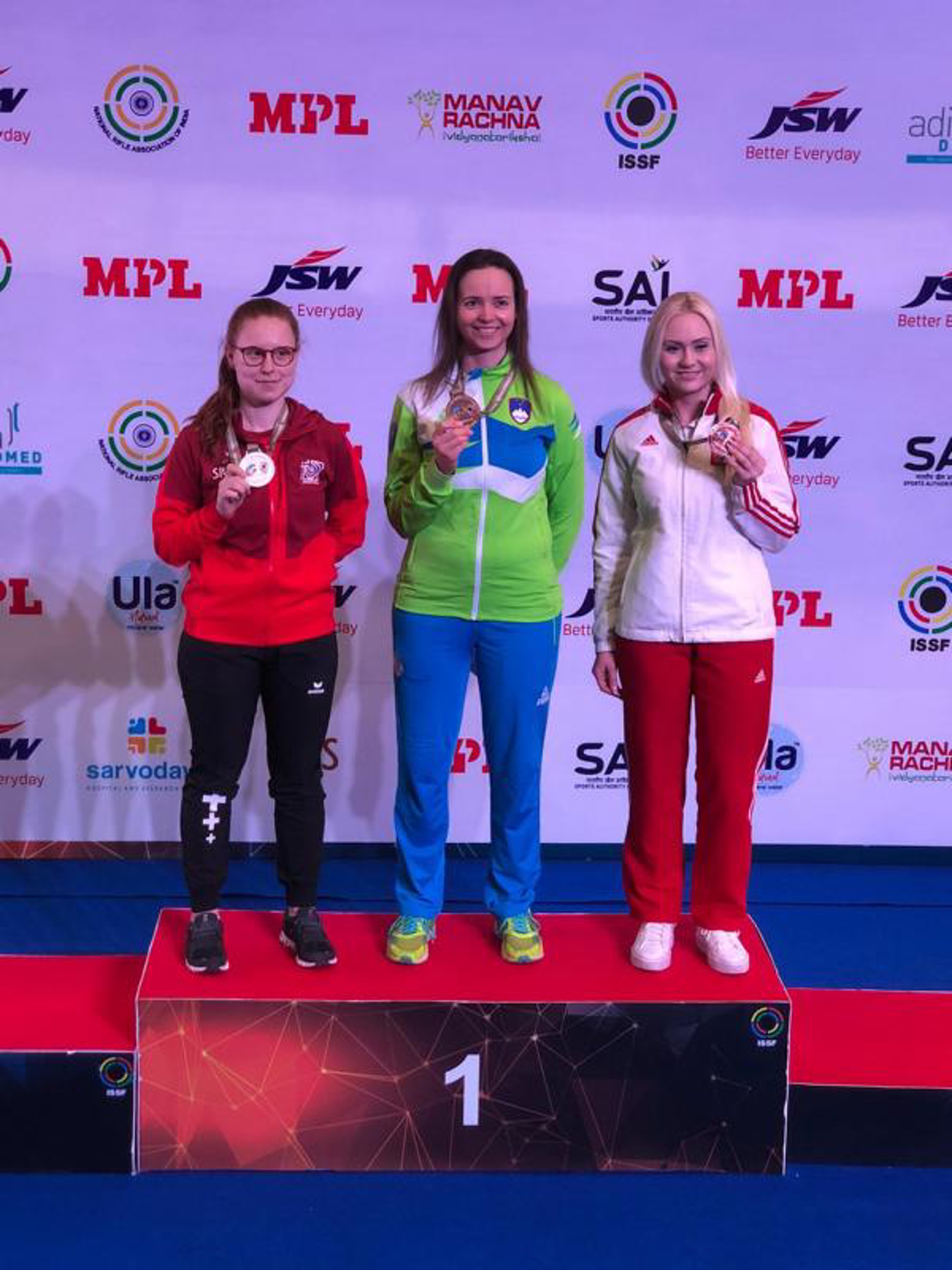Le podium féminin Carabine 50m trois positions (de g. à dr.): Nina Christen (2nde), Ziva Dvorska victorieuse (SLO) et Aneta Stankiewicz (POL).