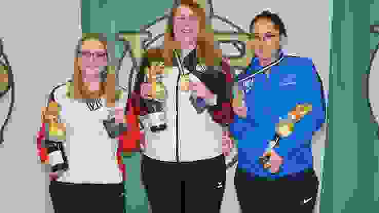 2019-04-08_ISAS-Dortmund_G50-liegend-F-Podest.jpg Das Podest Gewehr 50m liegend der Frauen mit Schweizer Beteiligung (von links): Muriel Züger gewinnt Silber hinter der Deutschen Jaqueline Orth (Mitte) und vor der Französin Romane Matte.
(Bild: wsb1861.de)