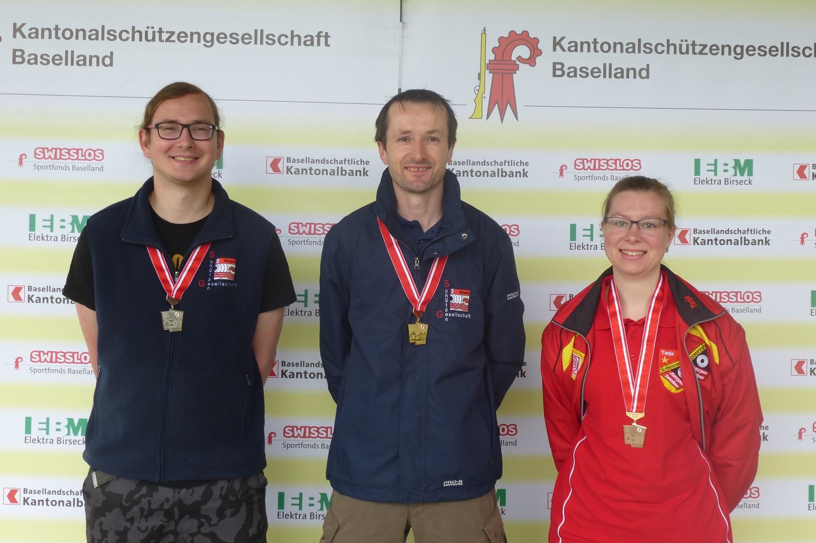 Das Siegertrio im B-Match Pistole (von links): Florian Plattner, Philipp Wild und Tanja Spiess.