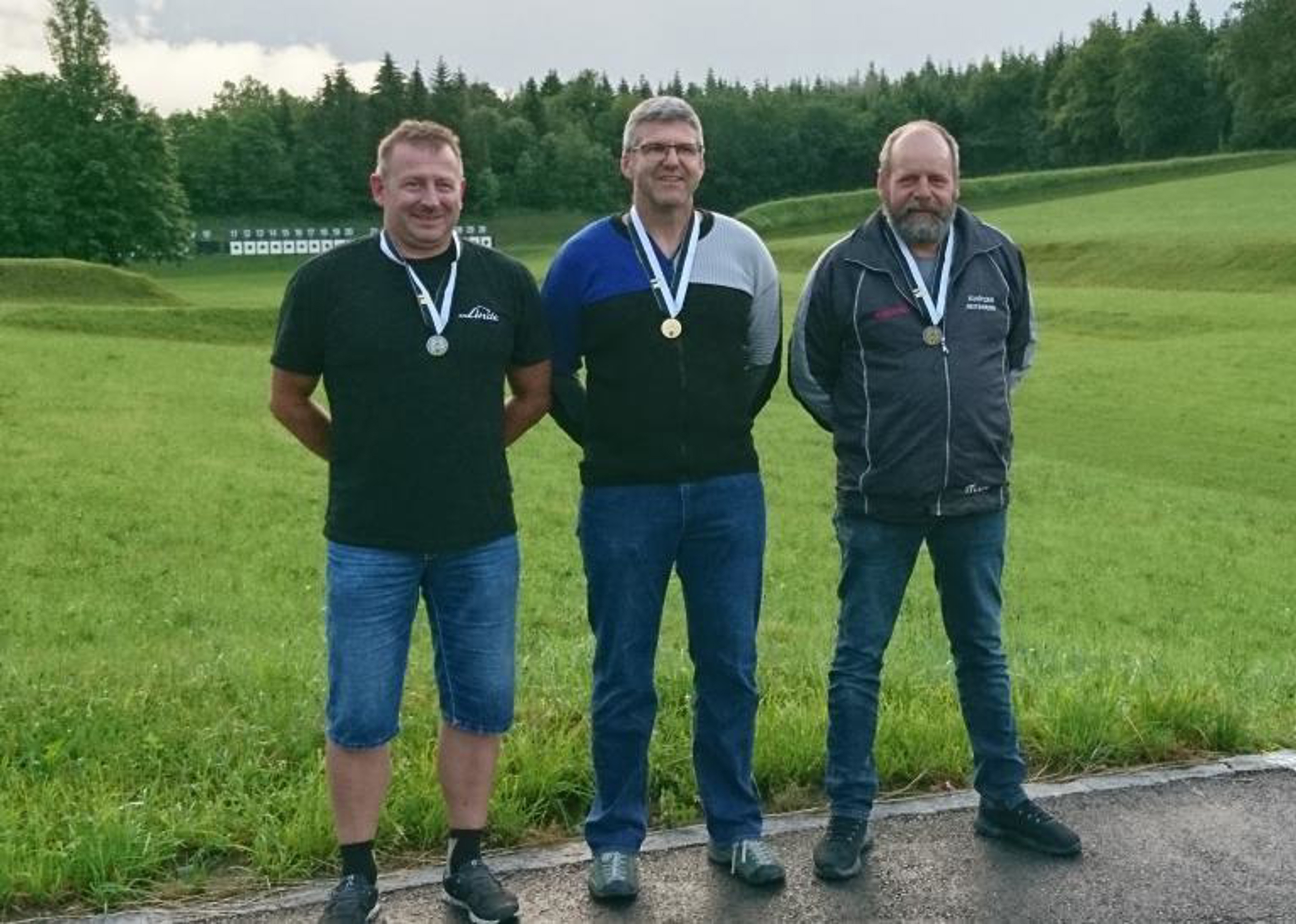 Le podium de la finale fribourgeoise du match olympic au fusil 300 m (armes de sport) avec, de gauche à droite, Thomas Pfister (2e), Markus Brügger (1er) et Roger Siffert (3e).