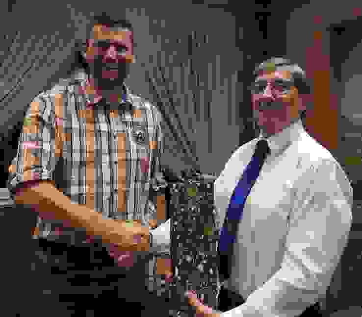 2019-09-27_NW_GV 2019 Wahl Peter von Flüe.JPG Präsident Rolf Amstad (rechts) dankt Peter von Flüe, dass er sich den Rütlischützen zur Verfügung stellt.