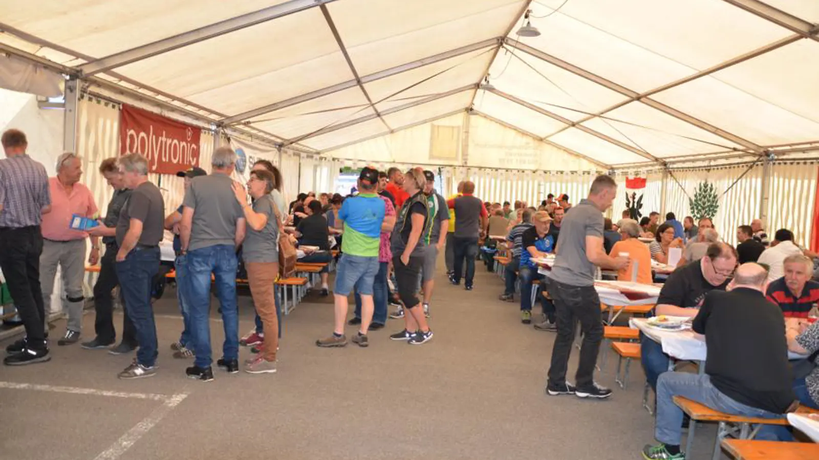 Im Festzelt