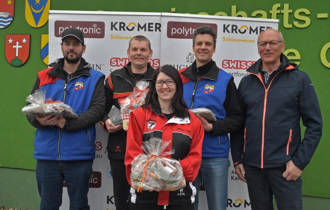 Die Preisgewinner des 13. Röbi-Wüest-Cups (v.l.):  Patrick Huber (2.), Dieter Grossen (Sieger), Tamara Vock (3.), Gregor Broder (4.) und Wettkampfchef Robert Wüest.