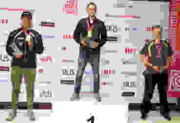 Podest 300m 3x40.jpg Gilles Dufaux zuoberst auf dem Podest, flankiert von Christoph Dürr auf Platz 2 und Pascal Bachmann als Drittem.