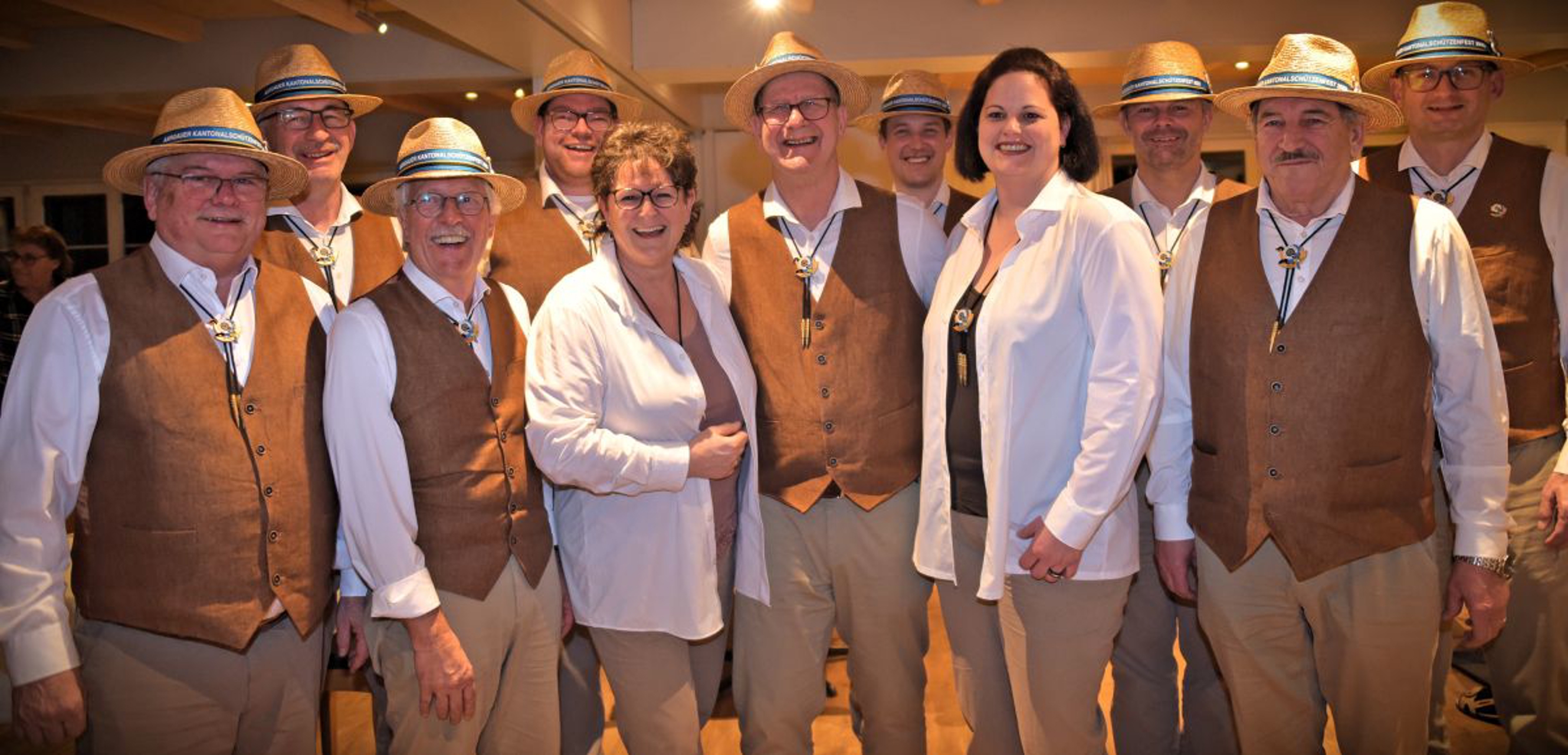 Zufriedene Gesichter beim abtretenden OK des 31. Aargauer Kantonalschützenfestes (v.l.):  Thomas Villiger, Stefan Furrer, Peter Klausner, René Küng, Milly Stöckli, Beat Brun, Markus Mathis, Simone Di Sanzo, Rolf Thumm, Josef Gugerli und Pirmin Häfliger. Es fehlen: Ulrich Gehrig und Jürg Weber. 