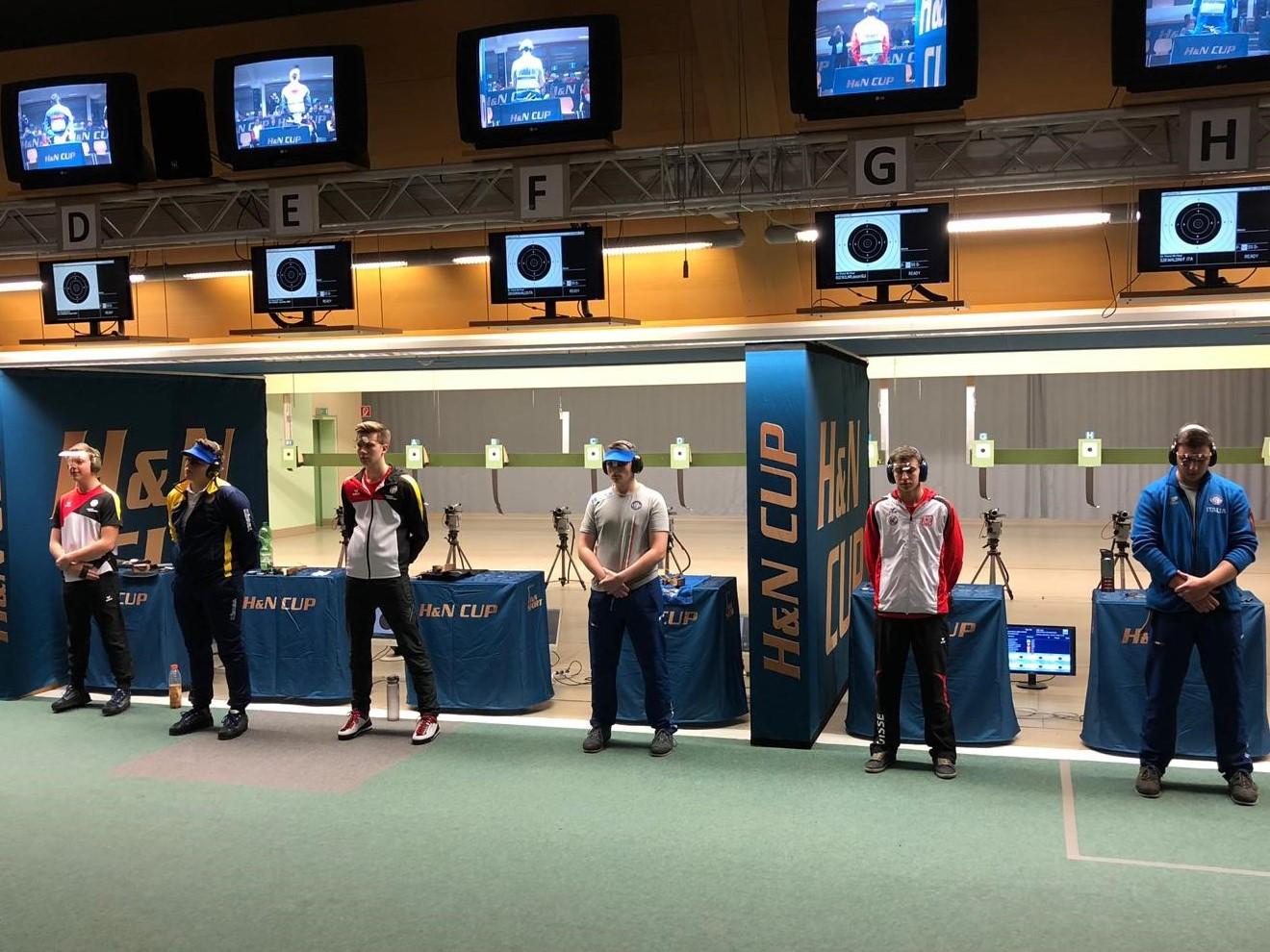 Hohe Konzentration: Impression vom Finale der Junioren Luftpistole (5. v.l.: Jason Solari)