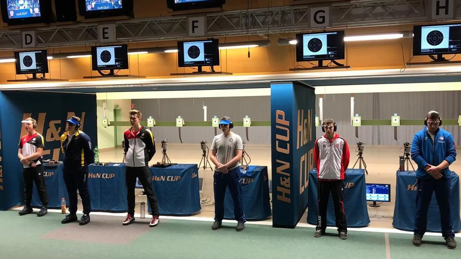 Hohe Konzentration: Impression vom Finale der Junioren Luftpistole (5. v.l.: Jason Solari)
