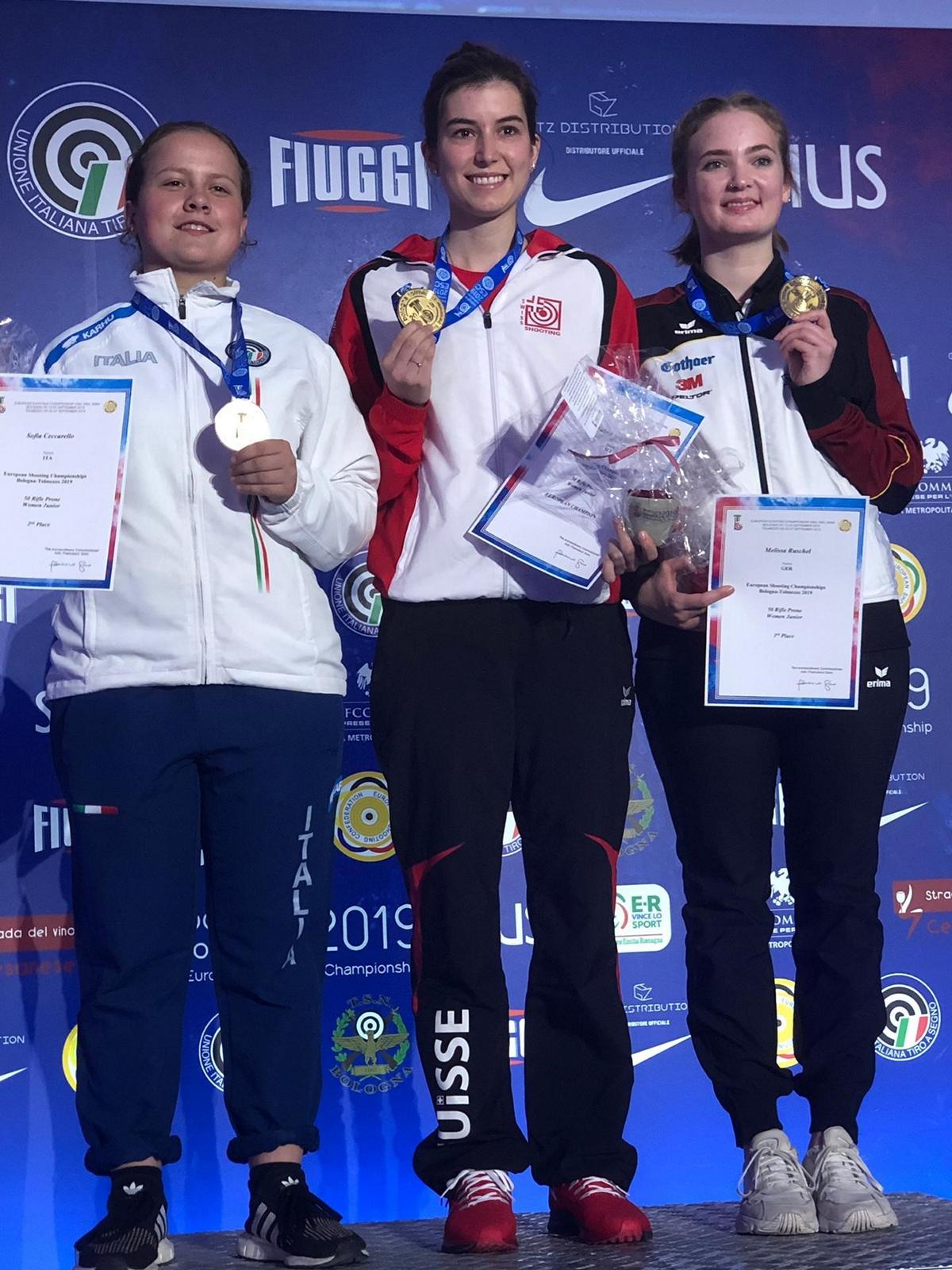 Freude herrscht: Die frische gebackene Europameisterin Gewehr 50m liegend Valentina Caluori (Bildmitte). Links die Italienierin Sofia Ceccarello (2.), rechts Melissa Ruschel aus (3.)