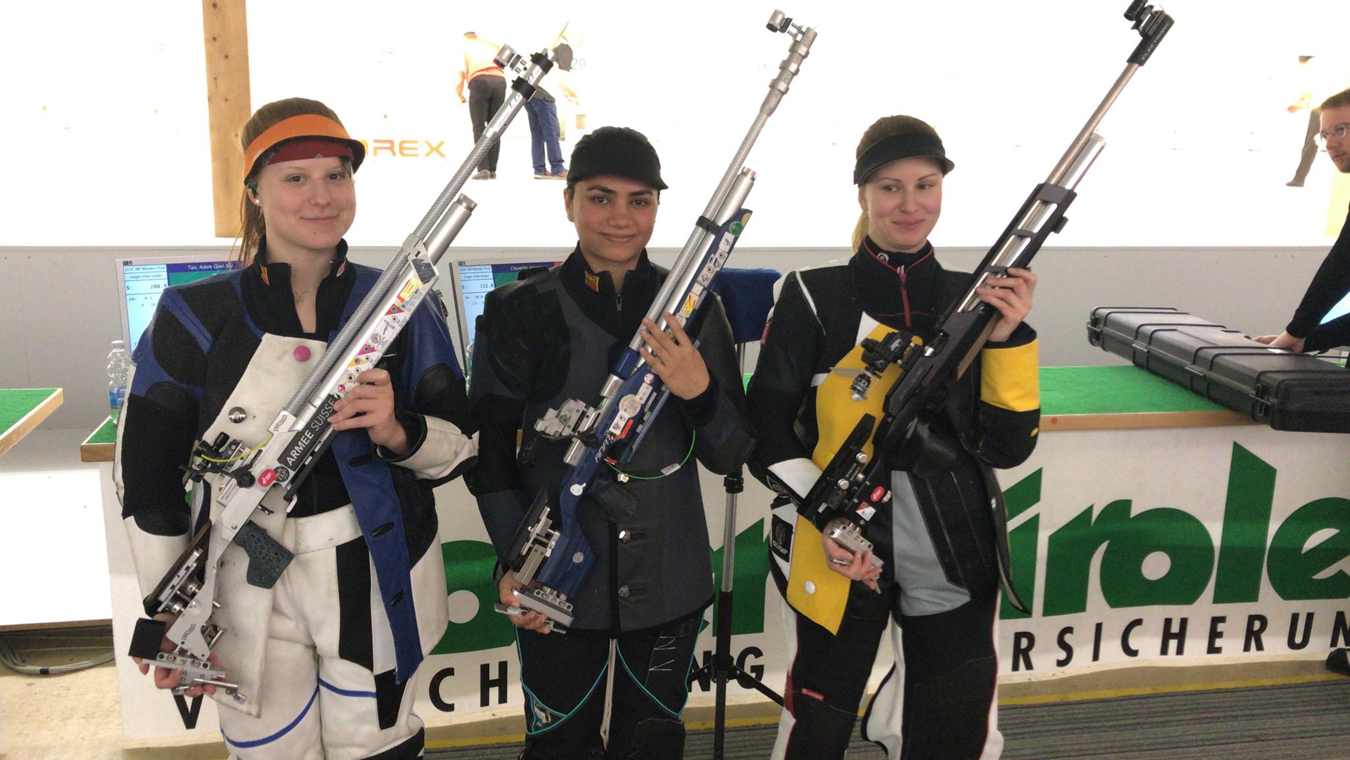 Die drei Besten im Luftgewehr-Wettkampf der Frauen (von links): die zweitplatzierte Nina Christen, Siegerin Apurvi Chandela (IND) und Aneta Brabcova (CZE, 3.).