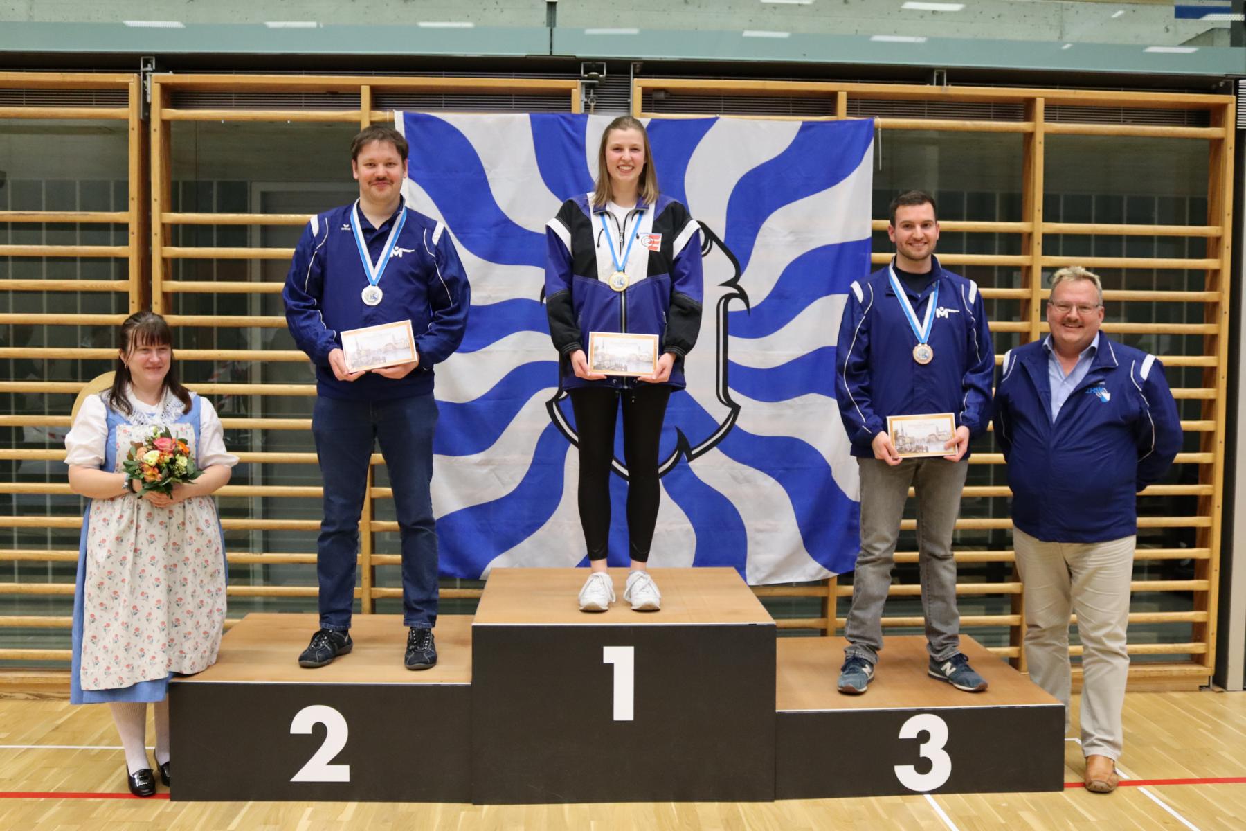 Podium Einzelwettkampf Gewehr 10m Elite stehend (v.l.): Stephan Martz, Oetwil a.S. (2.), Lisa Suremann, Mönchaltorf (1.), Caspar Huber, Meilen (3.). Rechts im Bild: Heinz Meili, Präsident ZHSV. (Bild: Jürg Benkert)