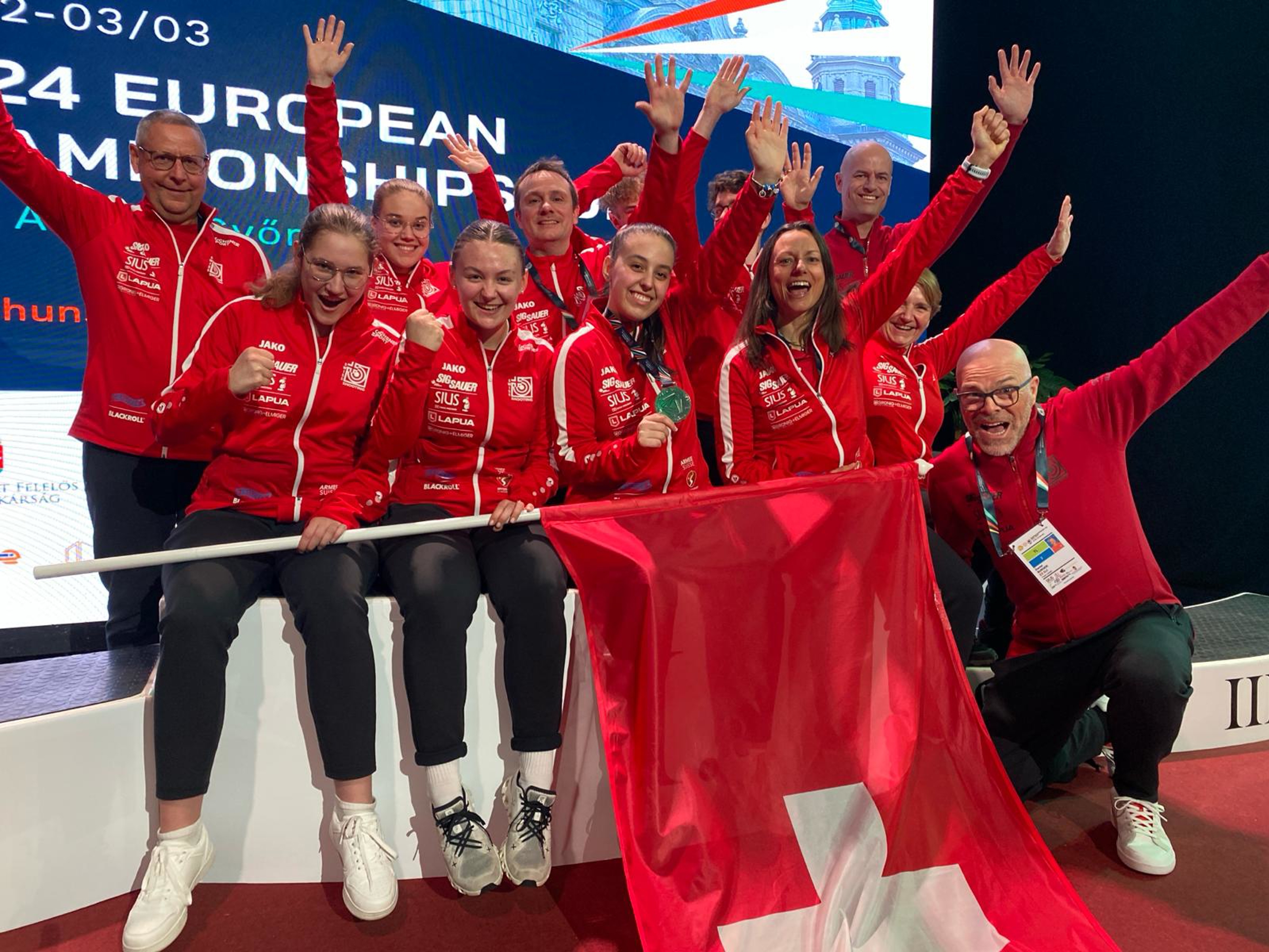 Grosse Freude im Schweizer Juniorenteam: Alexia Tela gewinnt an der EM in Györ die Silbermedaille. (Foto: Renate Geisseler)