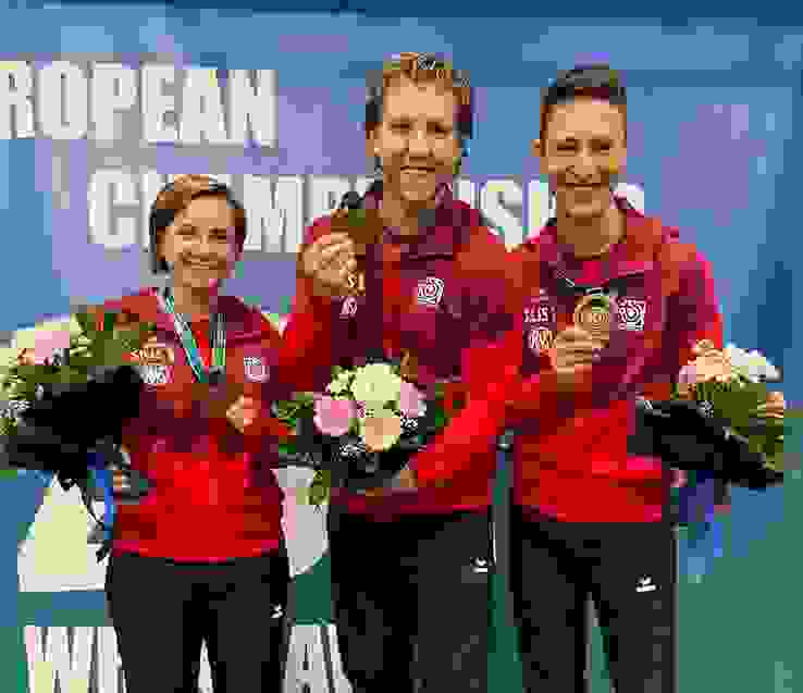 Podestbild alle drei.jpg Das Schweizer Medaillen-Trio von Wroclaw (v.l.): Sarina Hitz (Bronze), Europameister Jan Lochbihler und Christoph Dürr (Bronze)