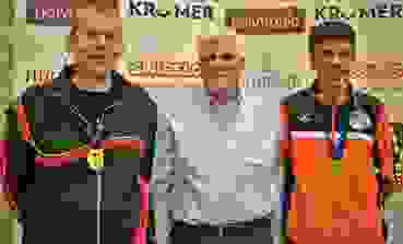 grossen-gautschi-joerg1a.jpg AGSV-Kantonalpräsident Peter Gautschi mit den beiden Aargauer 10m-Pistolenmeistern Dieter Grossen (links) und Rogerio Jörg.
