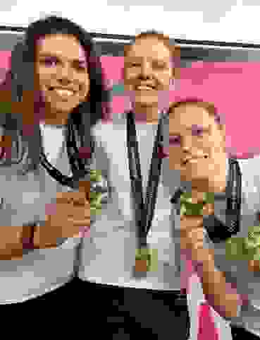 K1024 Hauptbild Die drei strahlenden Goldmedaillen-Gewinnerinnen (v.l.). Chiara Leone, Audrey Gogniat und Nina Christen.