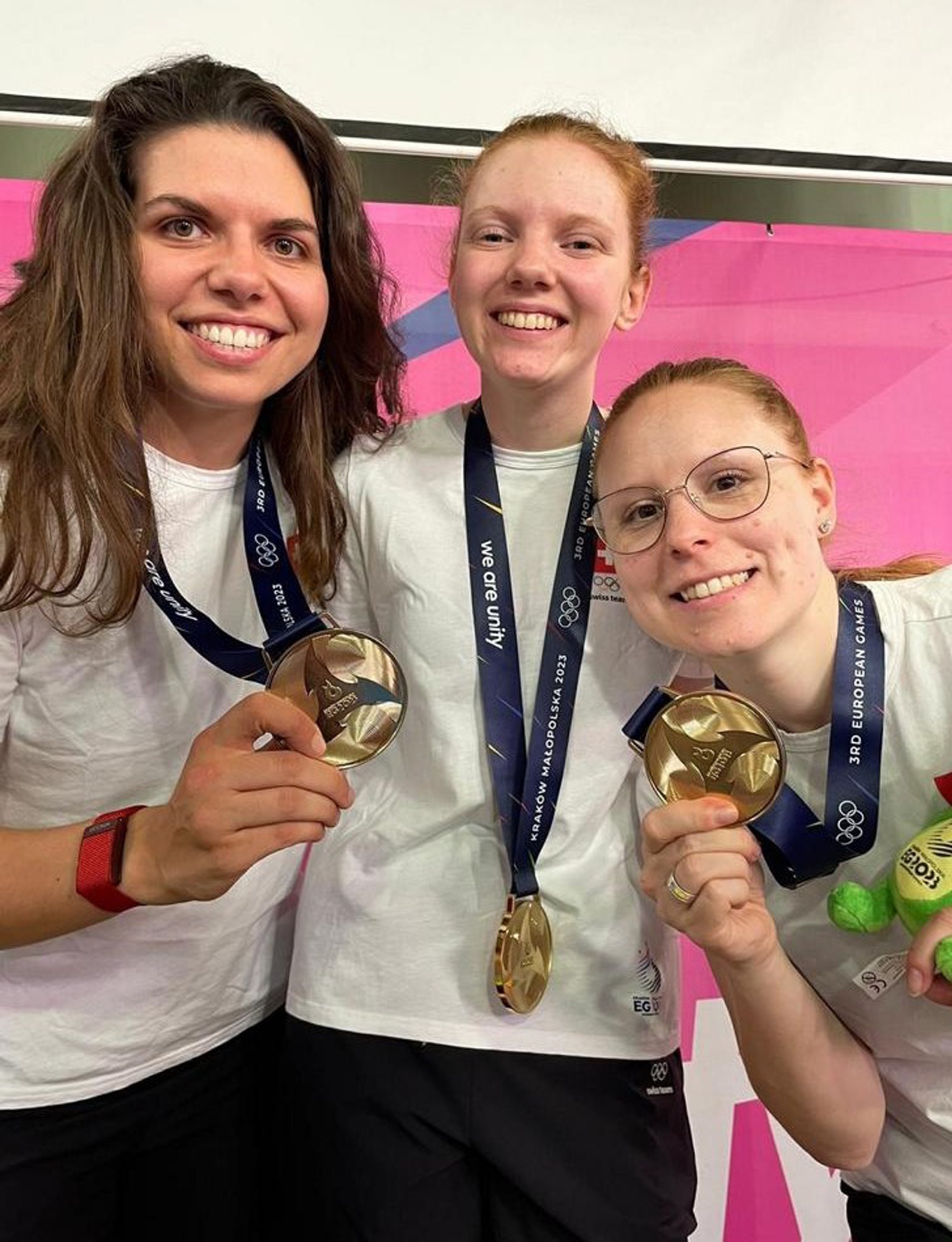 Die drei strahlenden Goldmedaillen-Gewinnerinnen (v.l.). Chiara Leone, Audrey Gogniat und Nina Christen.
