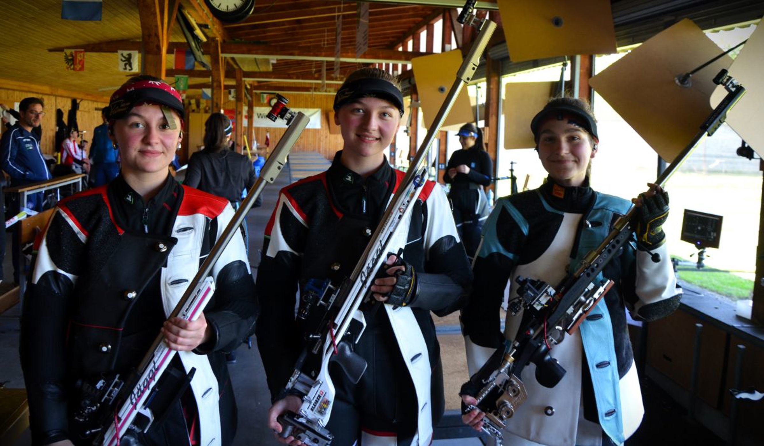 Podest Gewehr 50m Dreistellung Juniorinnen (v.l): 2. Vivien Jäggi; 1. Emely Jäggi; 3. Ekaterina Chenikova.