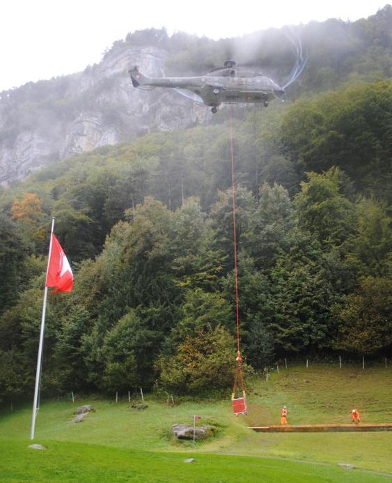 Spektakulär – der Lufttransport der neuen Kugelfänge am 28. September.
