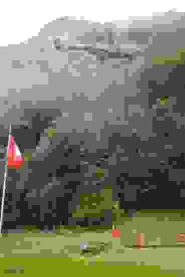 K800_Bild 2b.JPG Spektakulär – der Lufttransport der neuen Kugelfänge am 28. September.