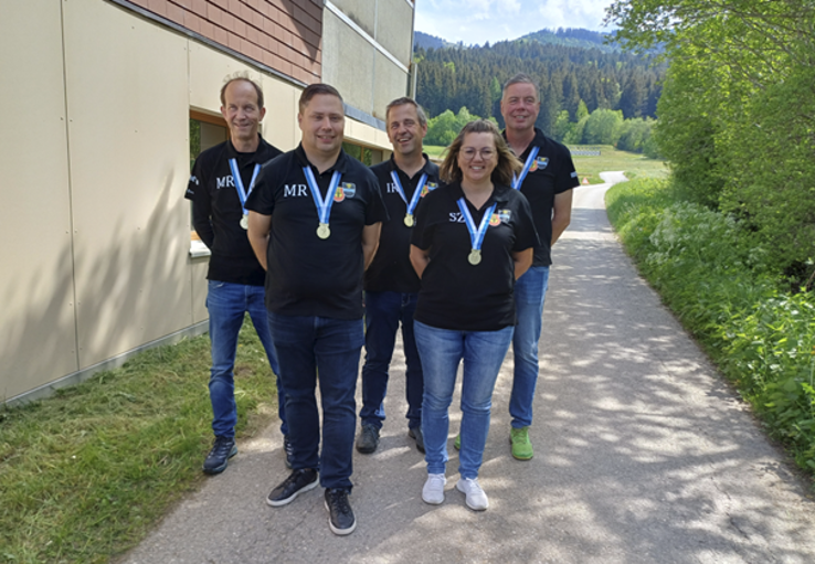 Bild2 Sieger Feld E Plaffeien-Brünisried 1 (v.l.): Mario Raemy, Manfred Rotzetter, Ivo Kolly, Sandra Zbinden, Roland Willi