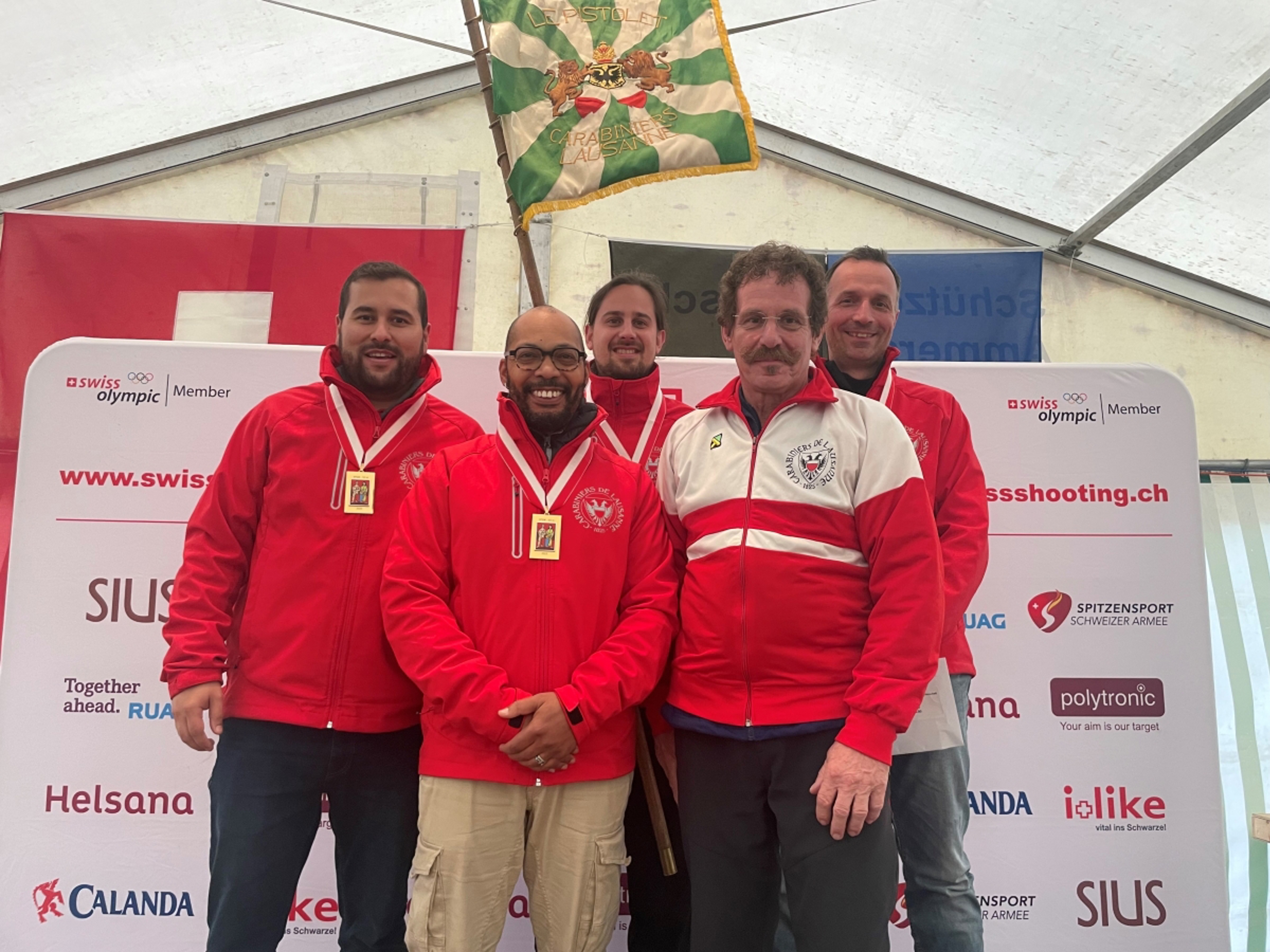 Die glücklichen Sieger aus Lausanne: Alvaro Garcia, Gérald Hippias, Cédric Grisoni, Trainer François Barrat und Michael Writschi.