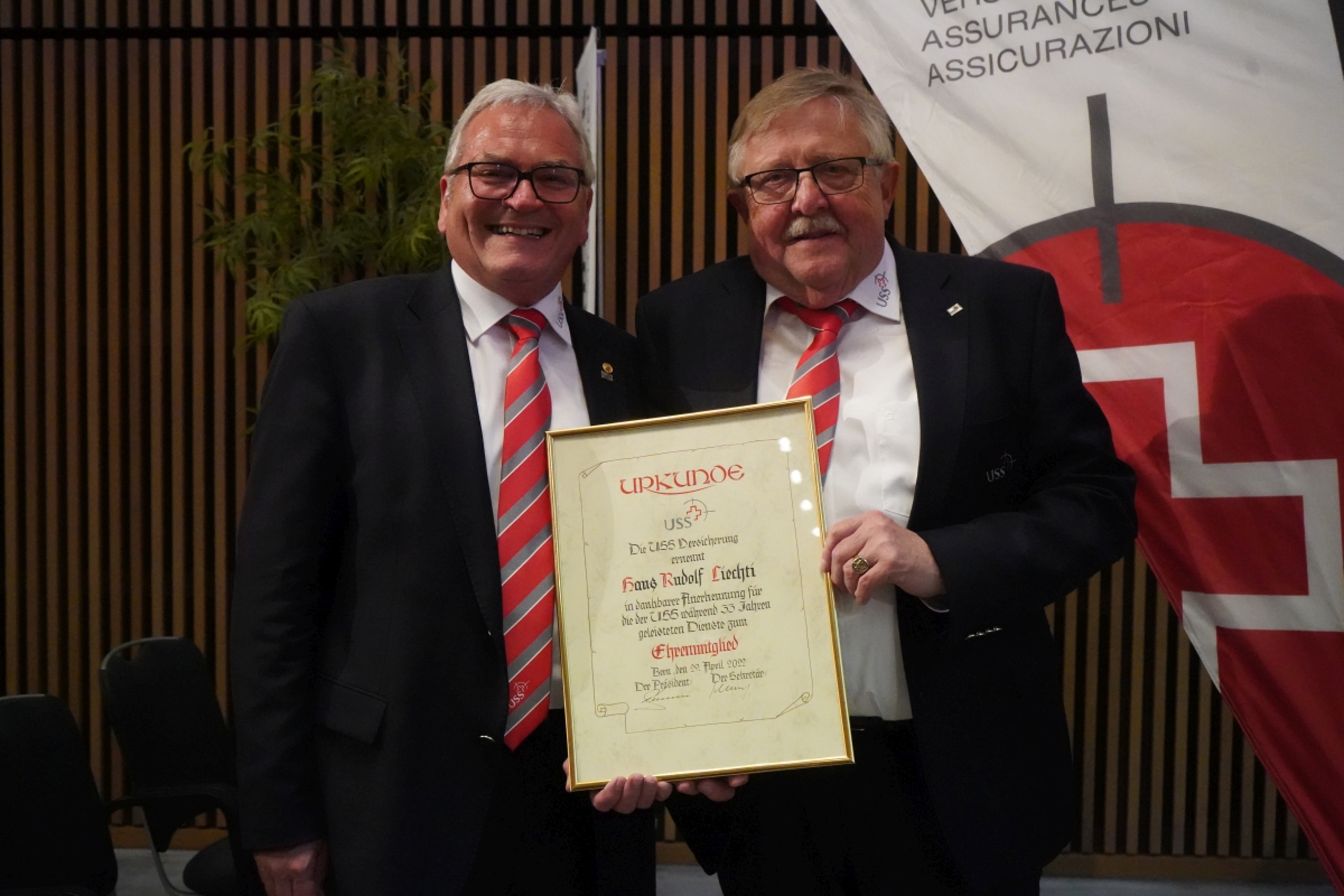 Rudolf Vonlanthen übergibt Hans Rudolf Liechti die Urkunde zum Ehrenmitglied.