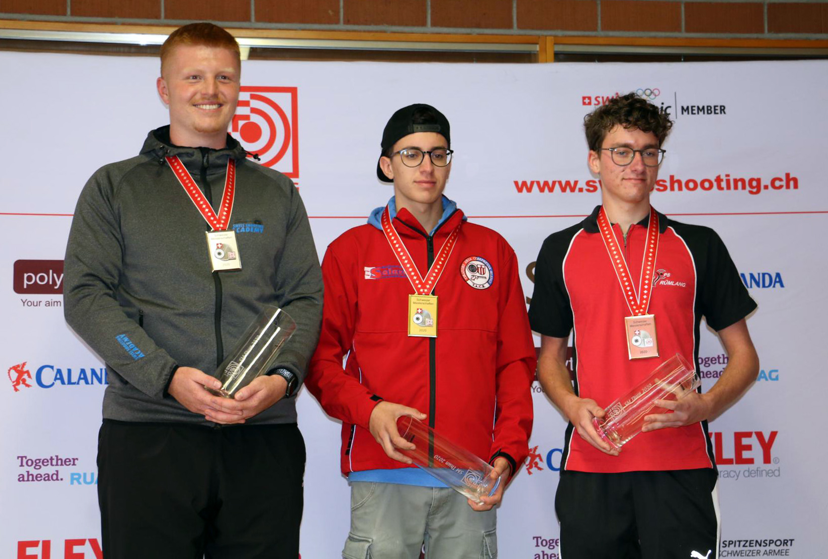 Jason Solari mit der Goldmedaille Sportpistole 25m Junioren, flankiert von Joel Kym (links) und Jannis Bader. Zuvor holte der Tessiner schon Gold mit der Freipistole 50m.