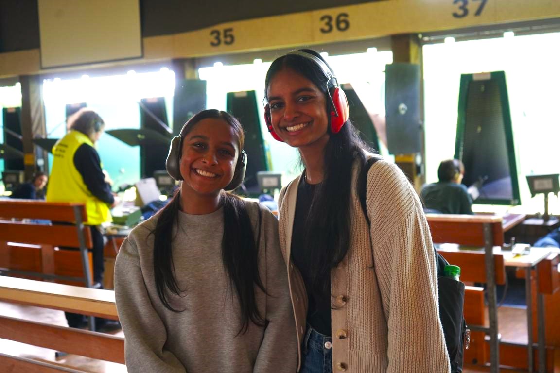 «Schiessen macht einfach mega Spass»: Die beiden Schwestern Sarina (21) (rechts im Bild) und Sveta vom Schiessverein Wollishofen sind durch das Knabenschiessen zum Schiesssport gekommen. Im Albisgütli waren sie zwei von auffallend vielen jungen Schützinnen und Schützen, die am Samstagmorgen, 25. Mai, das Feldschiessen absolviert haben.