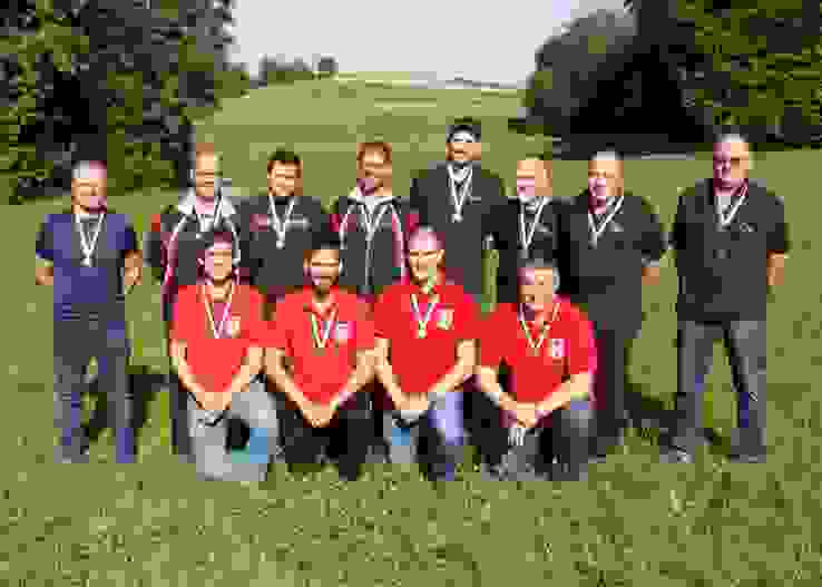 CSG-P50_2019_finale cantonale 3.JPG Le podium de la finale 2019 avec, devant en rouge, le groupe champion fribourgeois de Bulle (Samuel Grangier, Marc Carrillo, Lucas Jaquet, Marc Rime) et derrière à gauche celui de Chevrilles-Tinterin (2e - Gérard Gendre, Pascal Broch, Grégory Emmenegger, Pascal Aeby) et à droite celui de Schmitten-Flamatt (3e - Dominik Brülhart, Herbert Monnier, Ulrich Blatti, Hanspeter Brülhart).