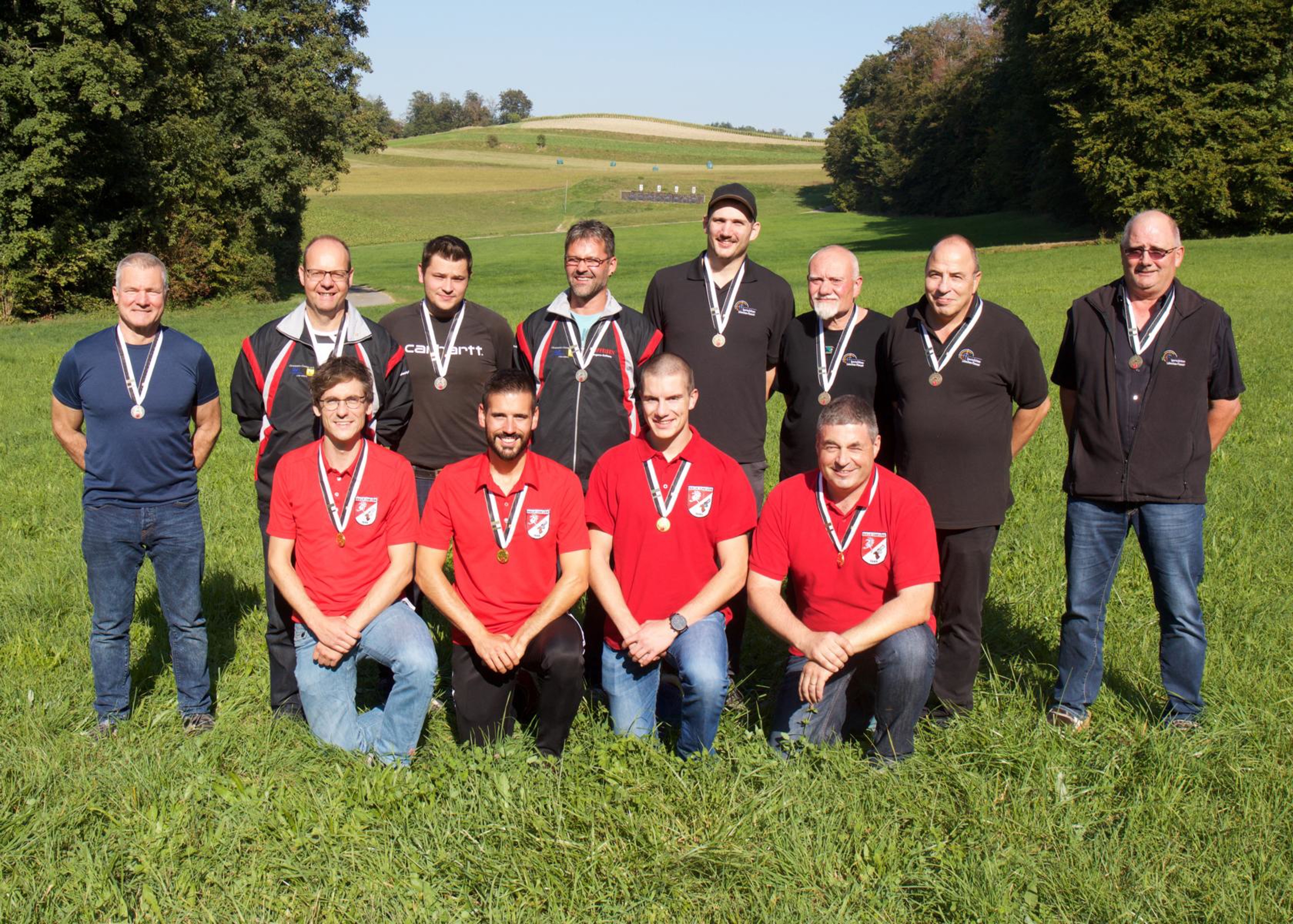 Le podium de la finale 2019 avec, devant en rouge, le groupe champion fribourgeois de Bulle (Samuel Grangier, Marc Carrillo, Lucas Jaquet, Marc Rime) et derrière à gauche celui de Chevrilles-Tinterin (2e - Gérard Gendre, Pascal Broch, Grégory Emmenegger, Pascal Aeby) et à droite celui de Schmitten-Flamatt (3e - Dominik Brülhart, Herbert Monnier, Ulrich Blatti, Hanspeter Brülhart).