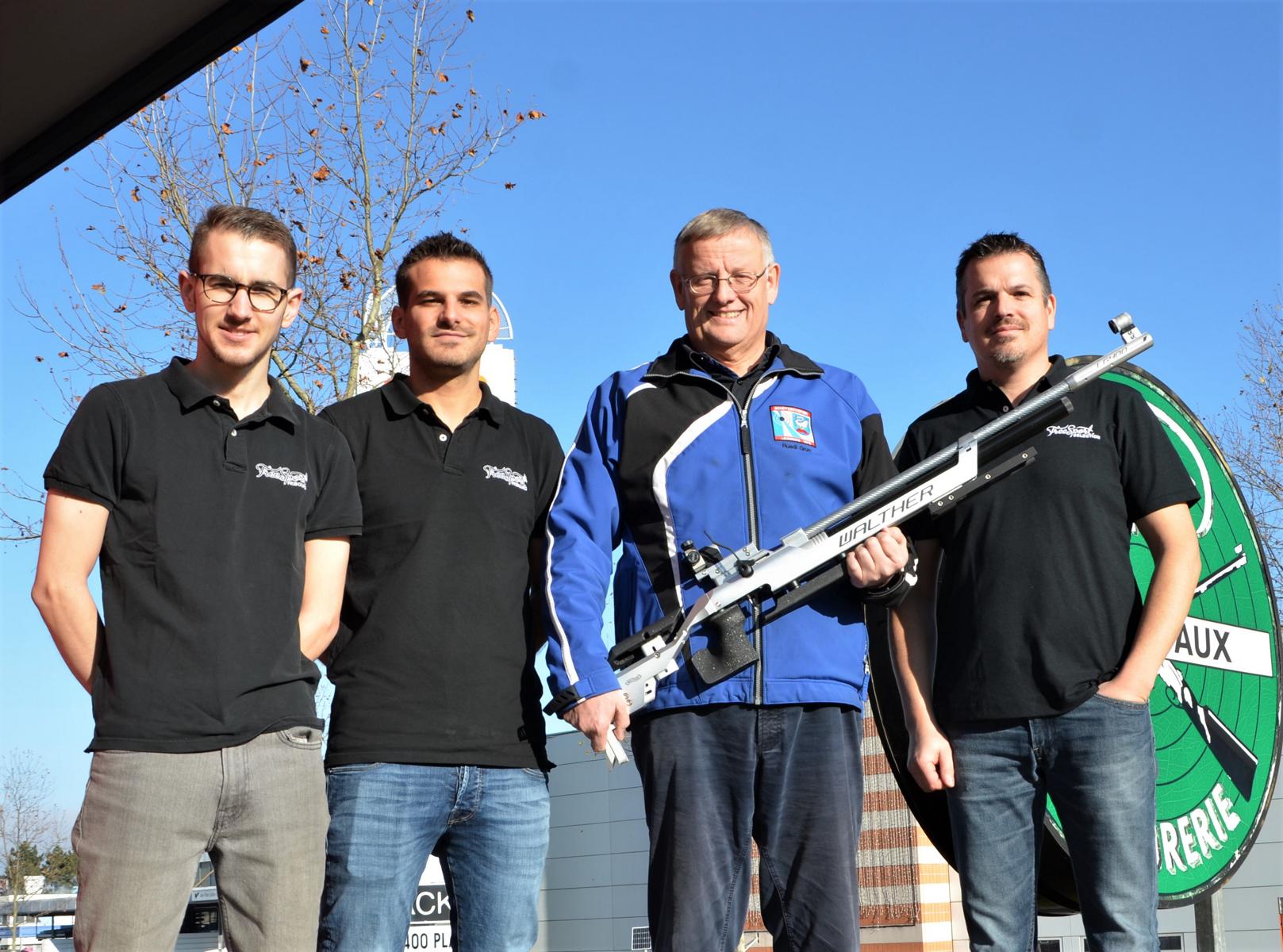 Die FreeSport-Crew mit dem Preisgewinner (v.l.): Gilles Dufaux, Oliver Loretan, Ruedi Grung und Frédéric Dillier.