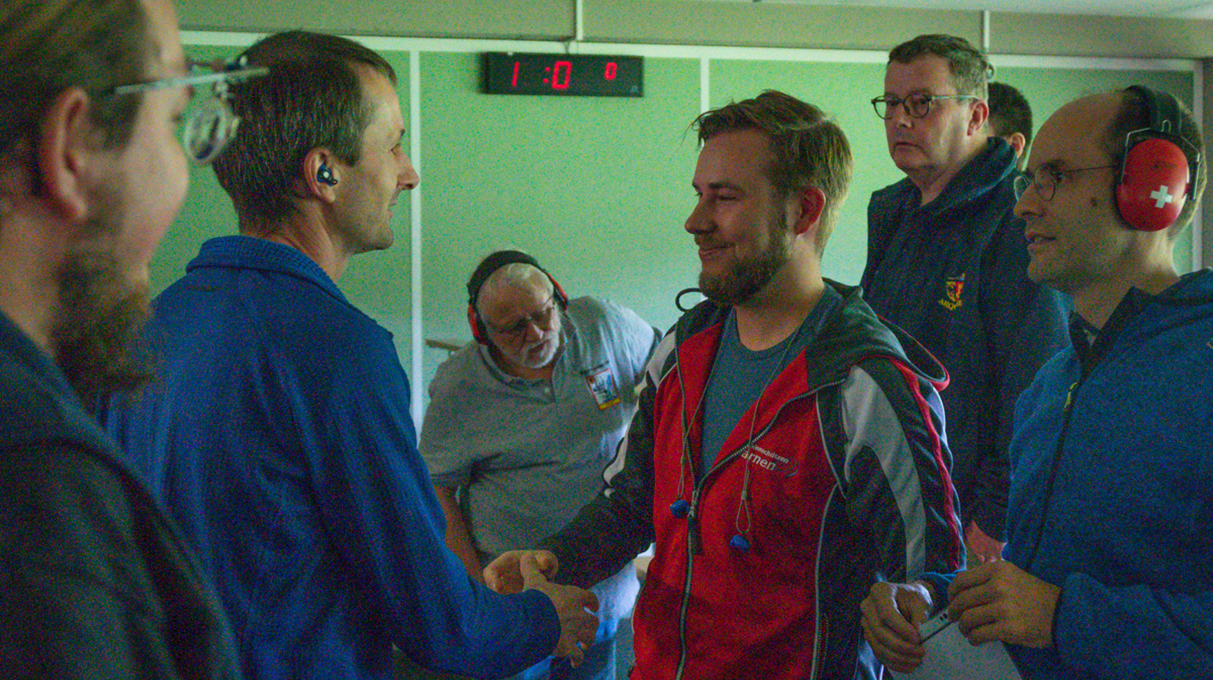 Silbermedaillengewinner Philipp Wild (links) gratuliert Markus von Flüe zu seinem Sieg.jpg