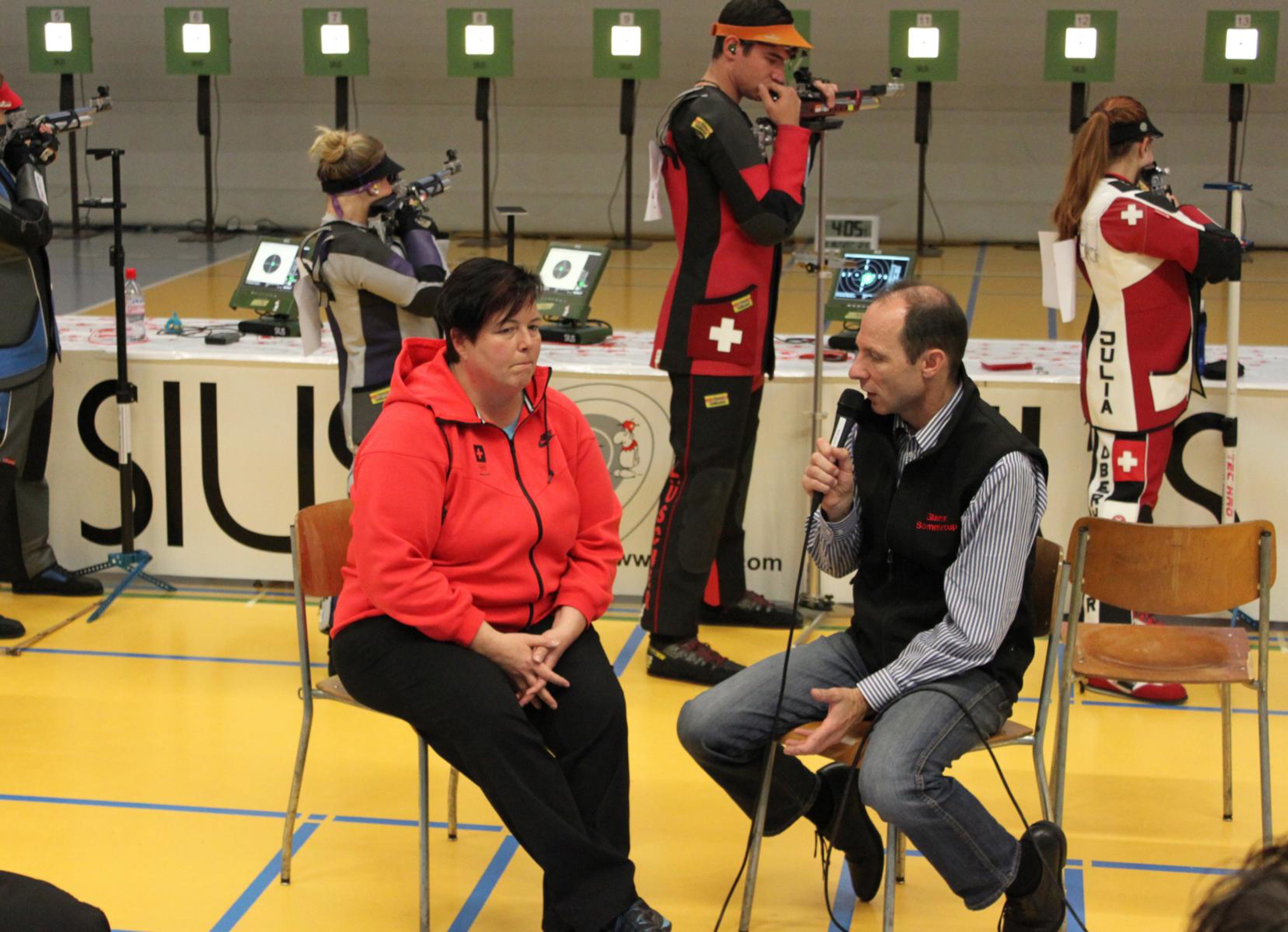 Weiss, wie man den Schiesssport in Szene setzt: Jürg Fischli (hier mit Heidi Diethelm Gerber)