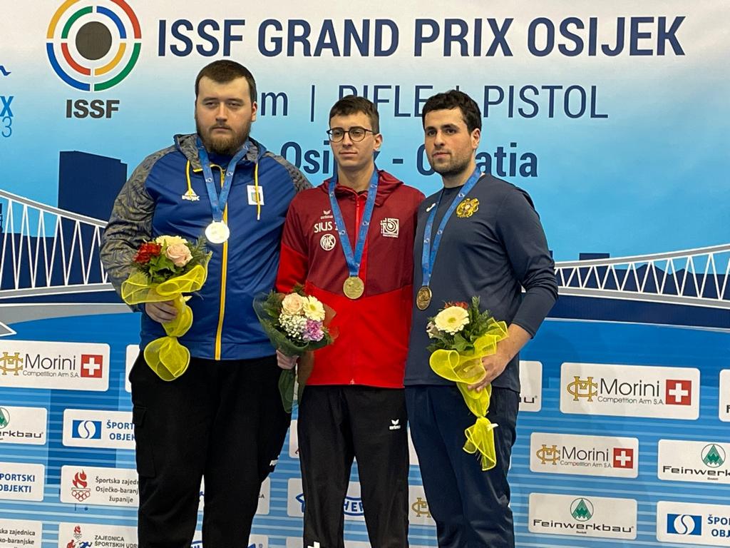 Le podium du pistolet à 10m: 2e Pavlo Korostylov (UKR), 1e Jason Solari, 3e Bennik Khlghatyan (ARM).