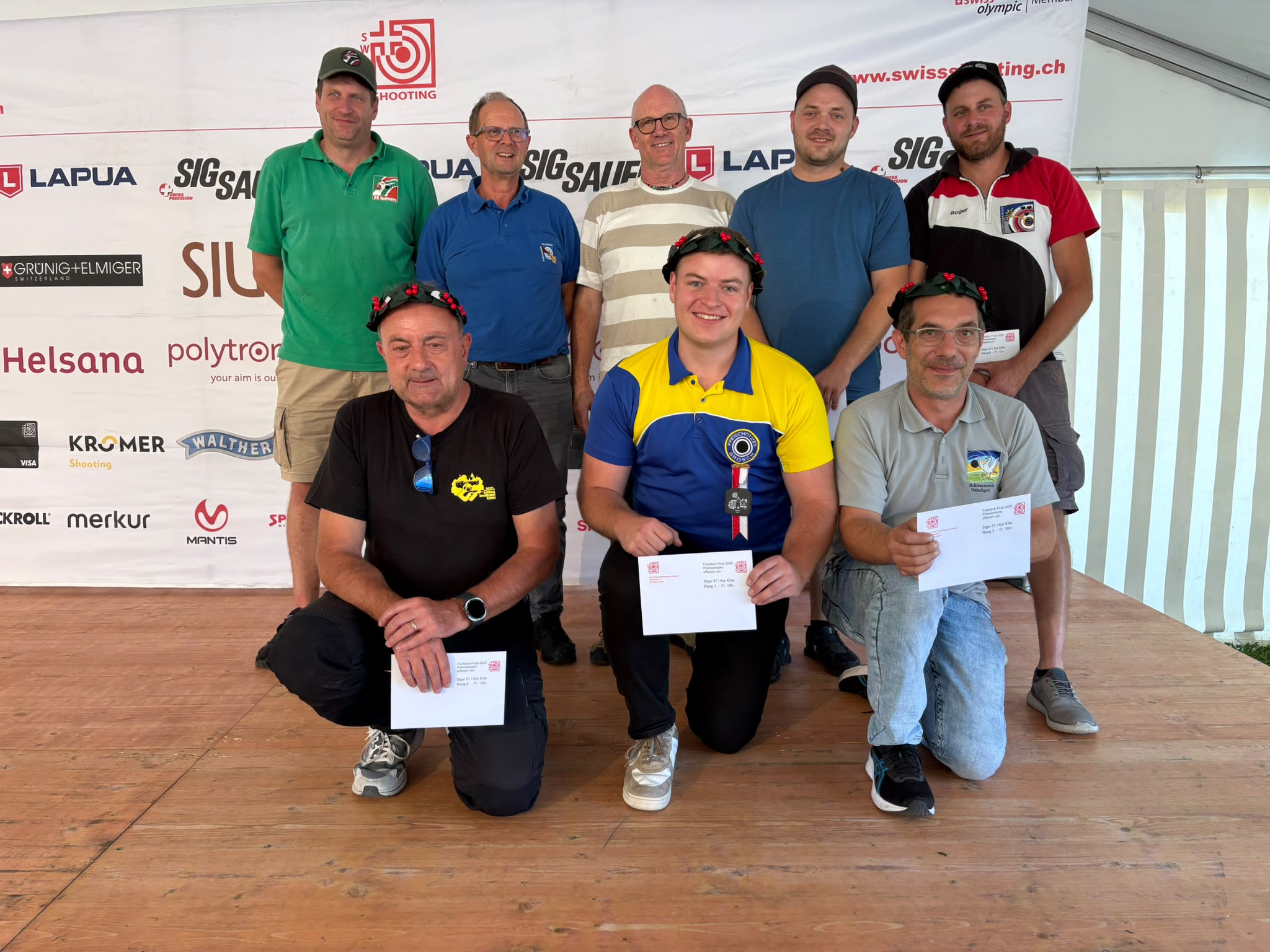 Die Gewinner der Kategorie G300, Kategorie D (v.l.): Stefan Baumann, Max Davatz und Claude Chenaux, dahinter die besten 10. 
