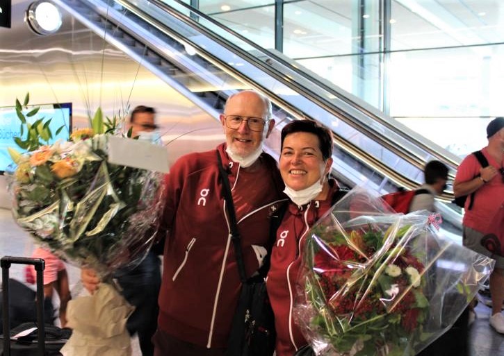Von Müdigkeit nach dem 12-stündige Flug von Tokyo nach Zürich war ihnen absolut nichts anzumerken: Heidi Diethelm Gerber mit ihrem Gatten und Trainer Ernst Gerber.