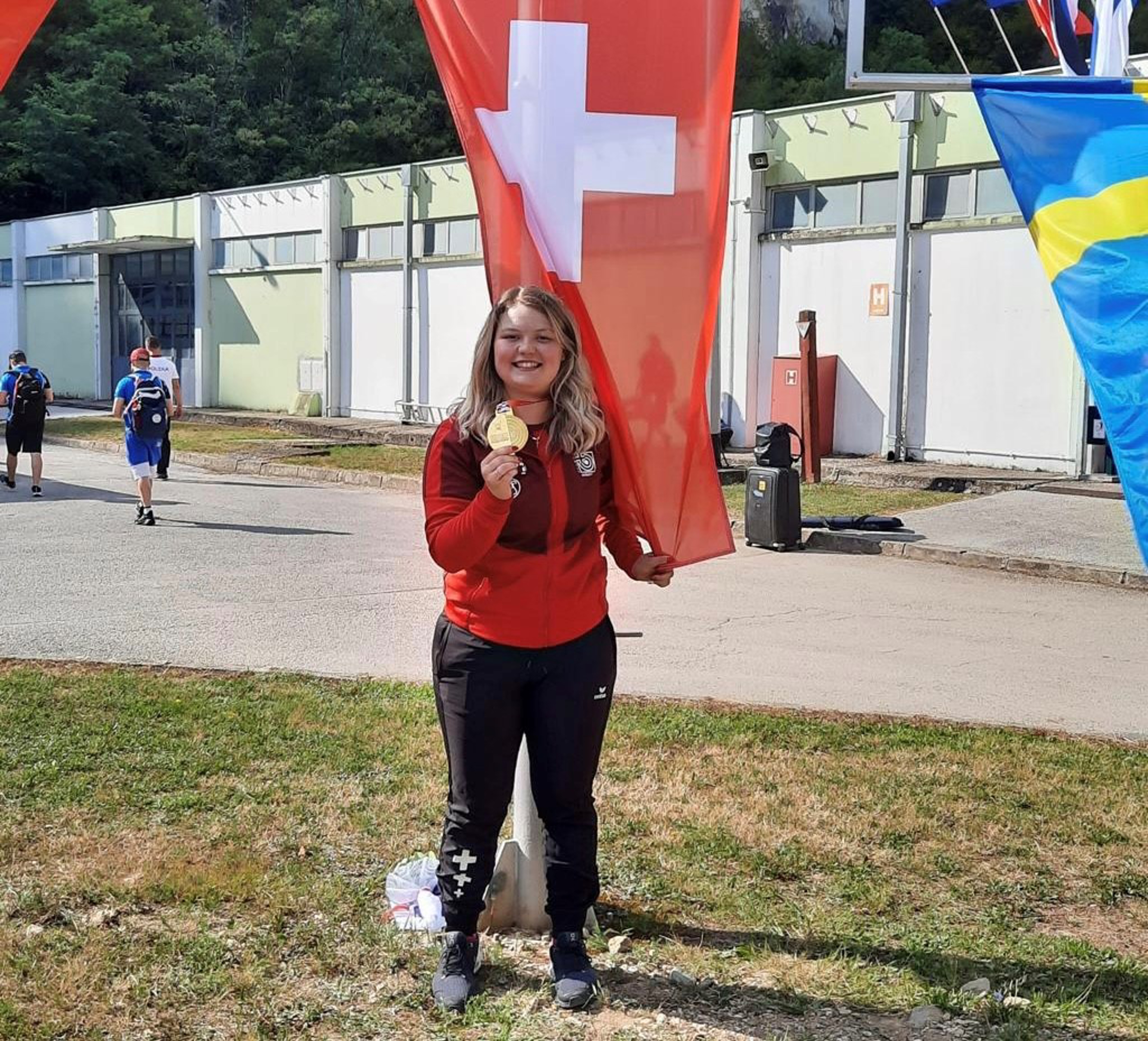 Anja Senti freut sich in Zagreb über die Goldmedaille.