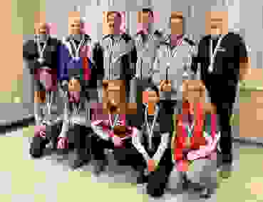 Sieger SM10 2020b.JPG Die Sieger an den Senslermeisterschaften 10m (hintere Reihe von links): Hans-Peter Baeriswyl, Kuno Bertschy, Mathias Lehmann, Marco Poffet, Hans-Peter Zurbuchen und Herbert Monnier sowie (vordere Reihe von links) Lea Sturny, Kim Sturny, Esther Wälti, Nguyen Minh-Tâm und Henriette Jungo.