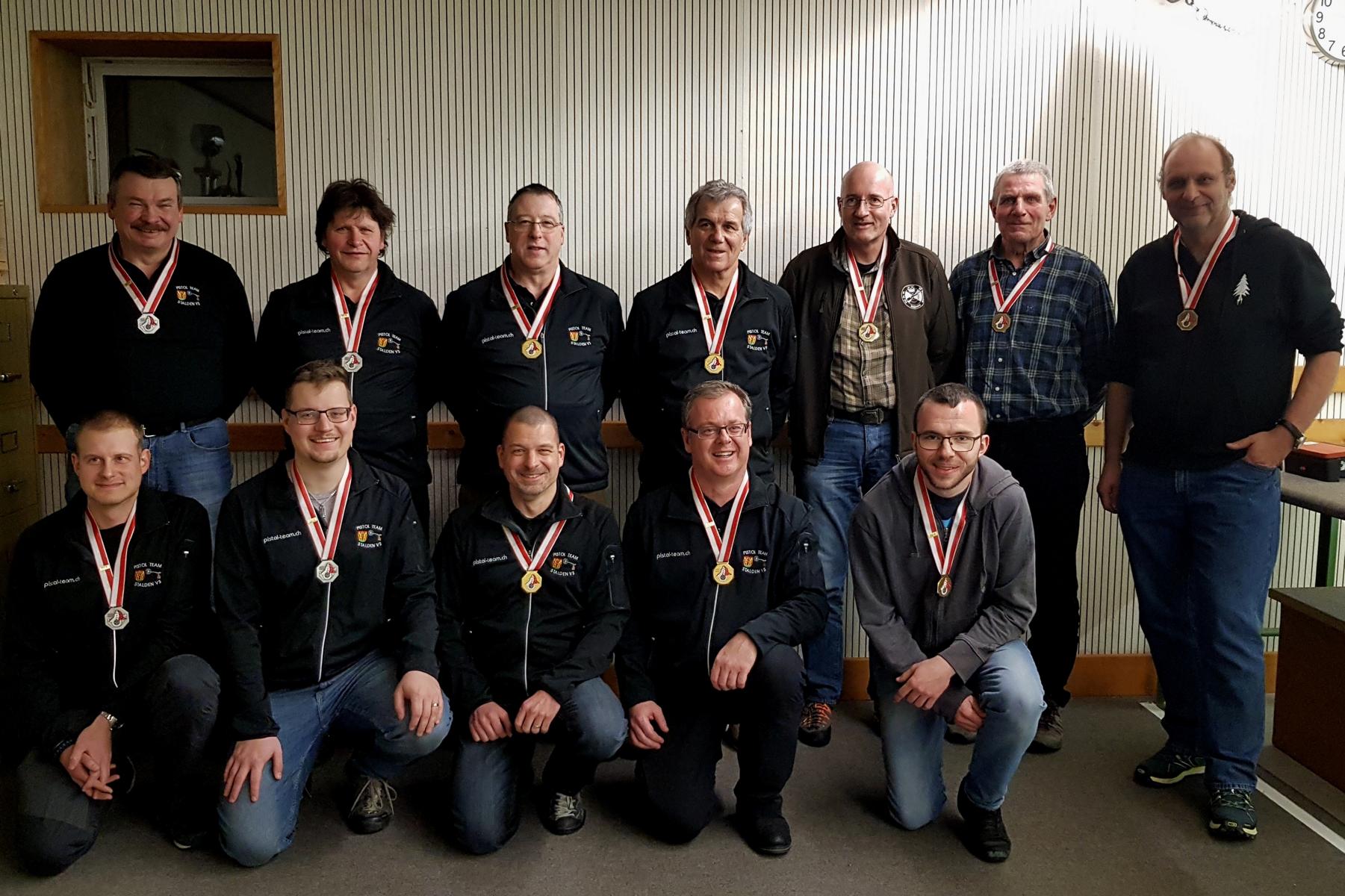 Siegertrio mit den Gruppen Stalden 1, Stalden 2 und Bagnes (es fehlen die Schützen Jan Anthamatten, Damian Pousaz, Sylvan Venetz und Rinaldo Zumstein)