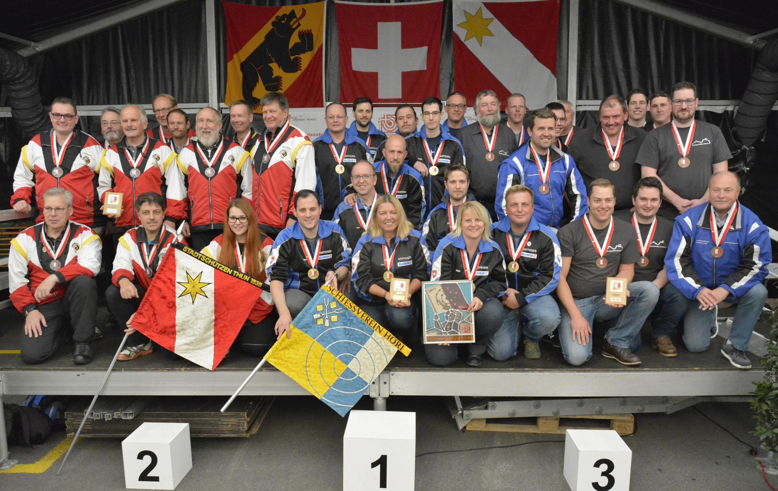 Das Podest Gewehr 300m NLA Sport (von links): Stadtschützen Thun (2.), Meister Höri und die Schützen aus Ibach-Schönenbuch.