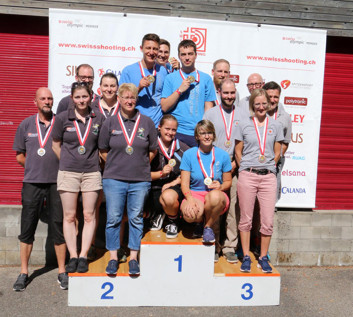 Die siegreichen Gossauer zuoberst auf dem Podest, flankiert von den Zweiten aus Dielsdorf und der drittplatzierten Gruppe aus Villmergen.